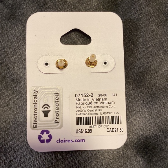 Claires 18kt gold plated peach stud earrings $21.50 CAD retail - Picture 2 of 2
